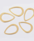 (SP6451A) 304 Stainless Steel Pendants, Drop, Golden 11x17mm  (10 PCS) 304 Stainless Steel Pendants, Drop, Golden Size: about 11mm wide, 17mm long, 0.8mm thick, hole: 0.8mm.